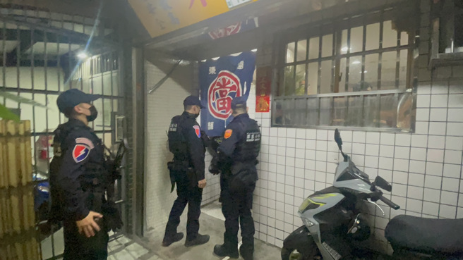 警方临检当铺。（警方提供）