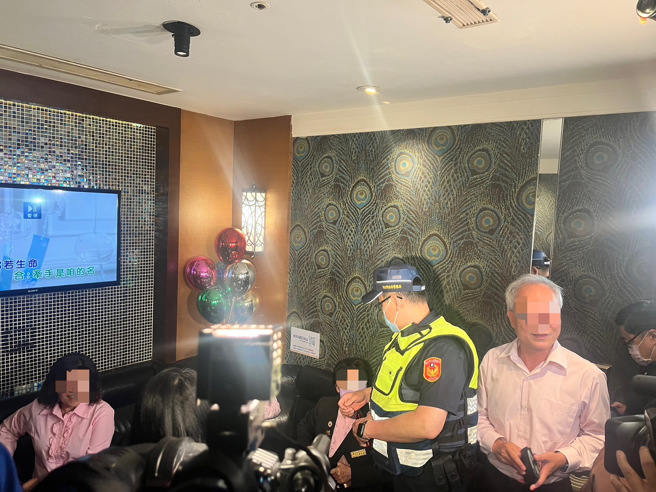 警方临检娱乐场所。（警方提供）