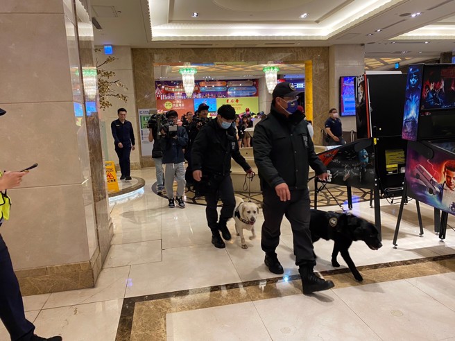 警方临检娱乐场所。（警方提供）