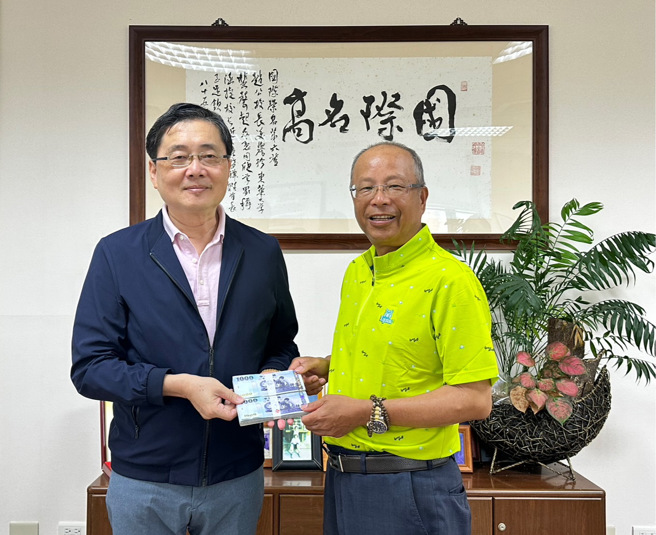 花蓮在地企業家富敦建設林玉富董事長（右），響應東華大學趙涵㨗校長（左）推展高球的號召，慨捐20萬台幣現金做為比賽費用。（大專體總高球委員會提供）