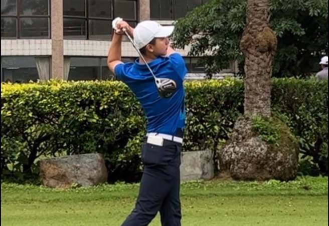 楊孝哲在111學年度大專校院高爾夫錦標賽第三回合急起直追，落後領先者僅1桿。（大專體總高球委員會提供）