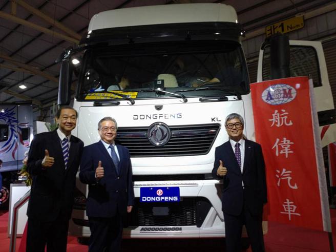 （航伟汽车董事长朱天翎(中)、总经理徐光达(右)、执行副总彭荫松，20日为航伟汽车全台首辆电动重卡站台！图／曾丽芳）