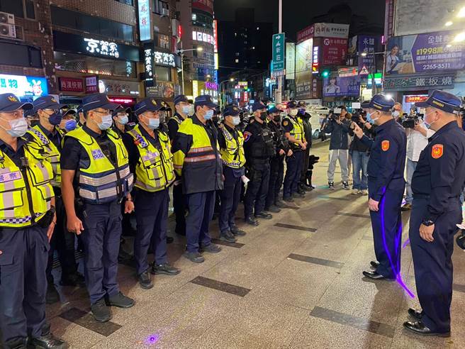 近日发生2起枪击案，公然挑战公权力的嚣张行径惹得新北警方以及新北市长侯友宜震怒，指示新北警要全体总动员，今晚由新北市警察局长廖训诚亲自带队执行全市扩大临检，扫荡黑帮。(黄敬文翻摄)