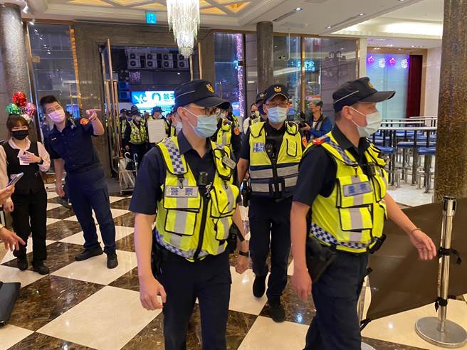 近日发生2起枪击案，公然挑战公权力的嚣张行径惹得新北警方以及新北市长侯友宜震怒，指示新北警要全体总动员，今晚由新北市警察局长廖训诚亲自带队执行全市扩大临检，扫荡黑帮。(黄敬文翻摄)