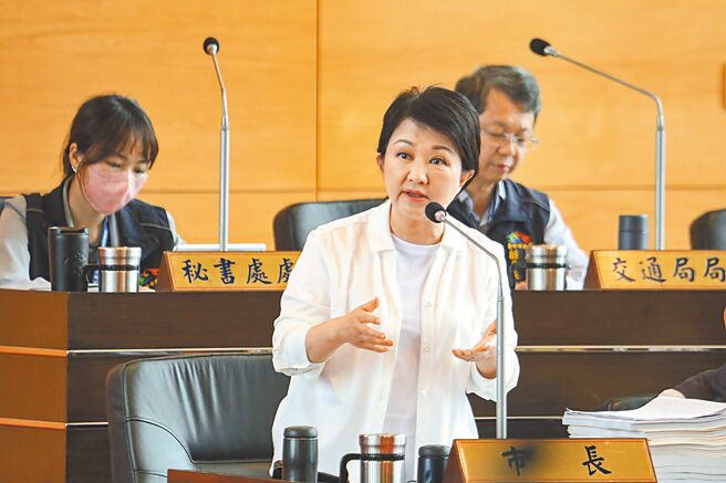 台中市市長盧秀燕1日在市政會議上表示，聽說中央最近準備找理由，把捷運藍線計畫退回或擱置，她希望這個消息不是真的，她要代表台中人「拜託拜託」中央，基於公平給台中藍線。（張亦惠攝）