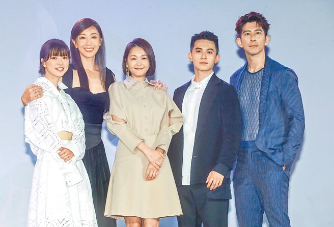项婕如（左起）、隋棠、六月、林晖闵、修杰楷出席《亲爱坏蛋》首映会。（粘耿豪摄）