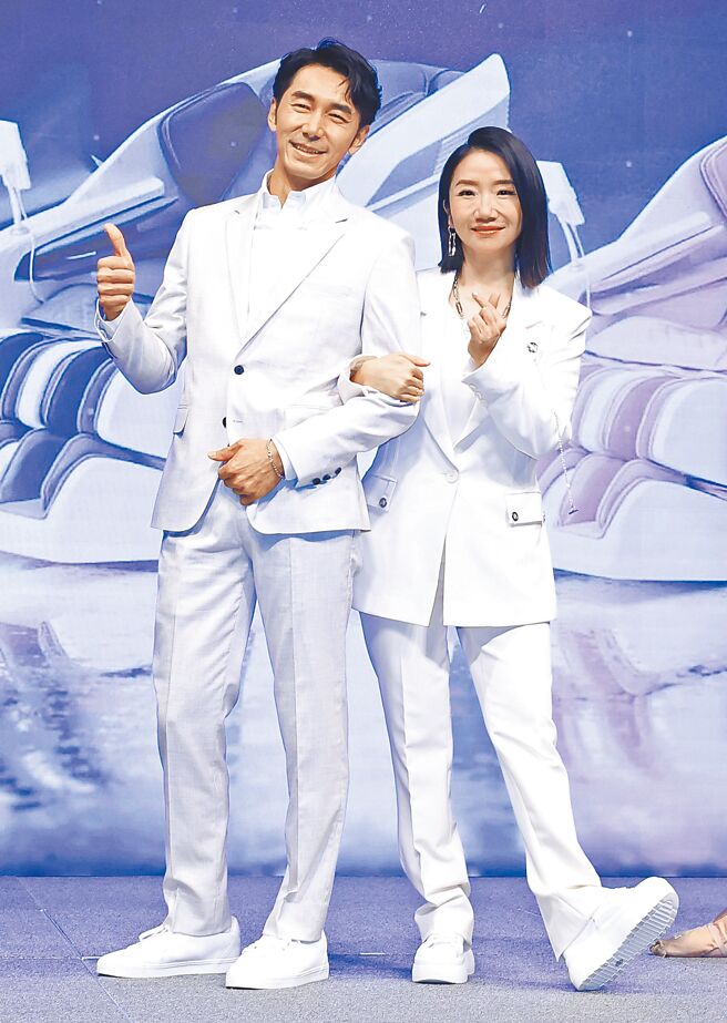 陶晶莹（右）、李李仁夫妻昨合体出席活动，不时放闪。（陈俊吉摄）