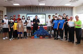 雲林縣排球重鎮學校缺球鞋 亞瑟士捐400雙