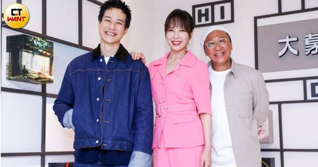 天心（中）在《做工的人  电影版》客串饰演律师，是片中串起「3人组李铭顺、游安顺（右）、薛仕凌（左）成为好友的关键角色。（图／赵文彬摄）