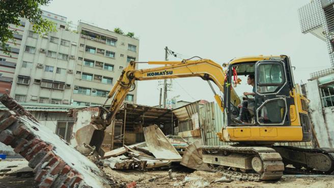 薛仕凌在《做工的人 电影版》开怪手，负责拆除旧屋的重责大任，直呼压力很大。（图／大慕影艺、华映娱乐提供）
