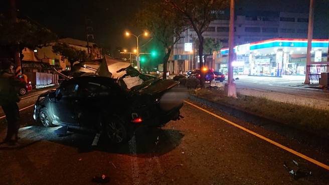 17岁邱姓男子20日深夜自撞中央分隔岛及行道树，整台车撞的稀巴烂。（民眾提供）