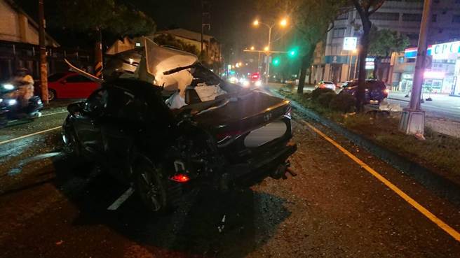 17岁邱姓男子20日深夜自撞中央分隔岛及行道树，整台车撞的稀巴烂。（民眾提供）