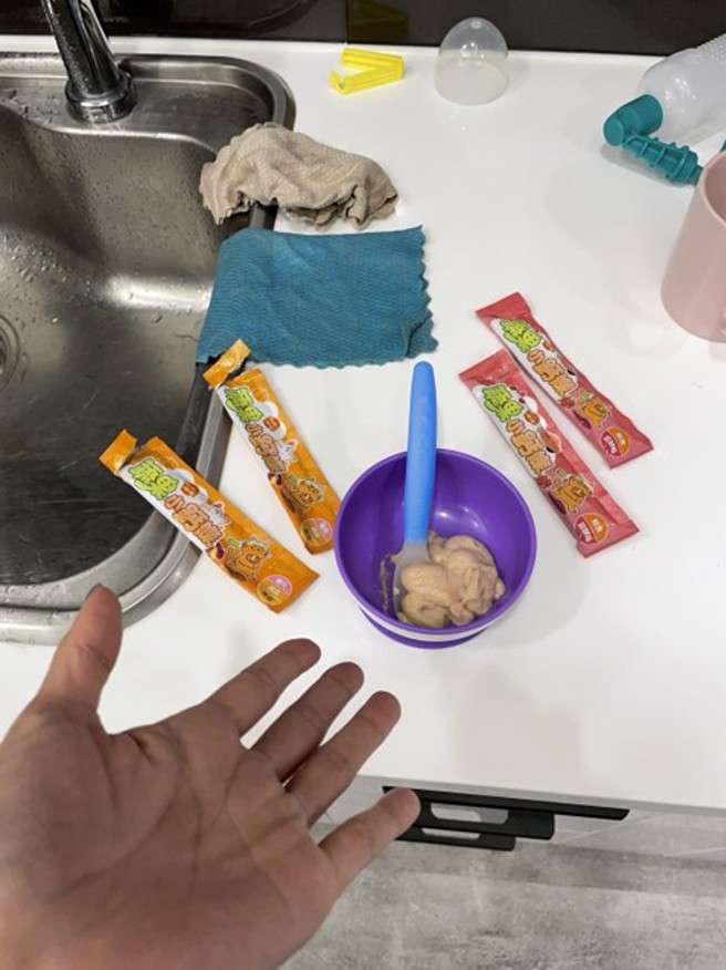 女網友的老公表示，看過肉泥條的成分「很營養」。（翻攝爆怨公社）