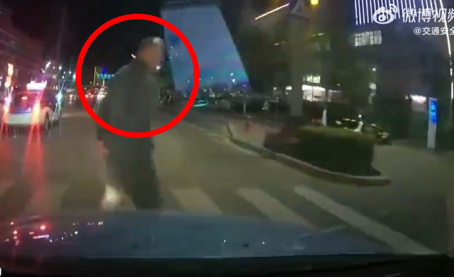 轿车16日行驶在8线道的外侧，前方2辆车突然靠左急切并剎车，但后方驾驶仍径自往前开，当场撞飞一名走在斑马线上的老人。（翻摄自微博帐号「交通安全蜀黍」）