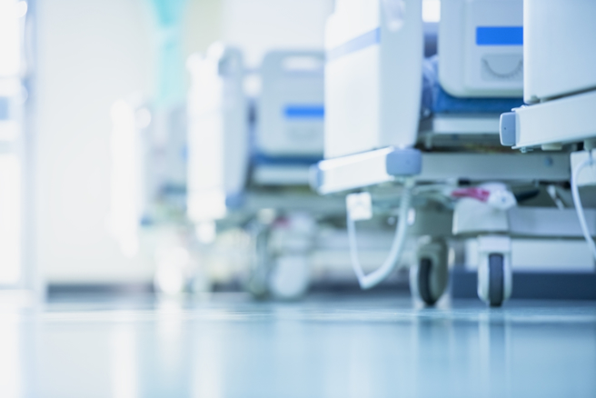 老爸病危住院，儿子不愿意探视照顾，引起网友挞伐。（图／shutterstock）