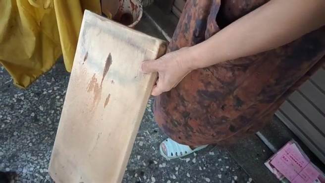 粘男持木质砧板攻击郭姓老翁头部。（孙英哲摄）