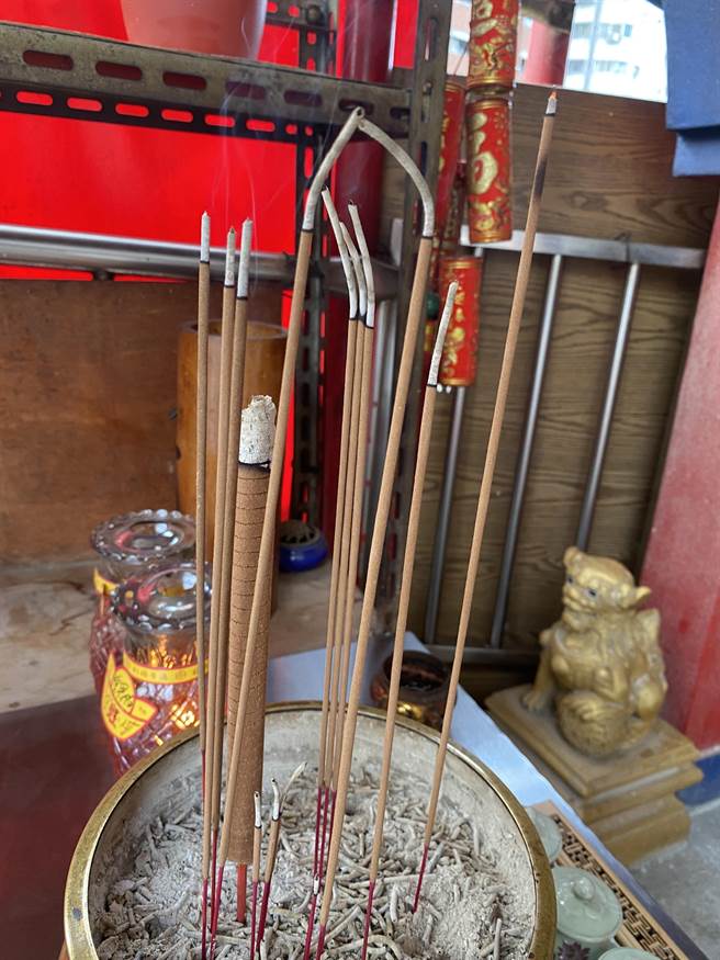 线香上的香灰直接比起「大爱心形状」，让该民眾惊呼「土地公的爱心我收到啰！」、「我要进财了！」。（张妍溱摄）