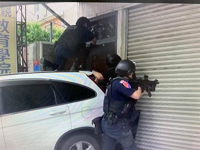 刑事警察局与台南市警局结合台北市、嘉义县等警调单位，19日兵分12路，一举破获以42岁蔡姓男子、竹联帮信堂台南分堂护法35岁程姓男子为首的帮派组织，并查扣大批涉案证物。（读者提供／洪荣志台南传真）