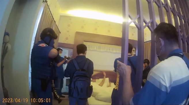 刑事警察局与台南市警局结合台北市、嘉义县等警调单位，19日兵分12路，一举破获以42岁蔡姓男子、竹联帮信堂台南分堂护法35岁程姓男子为首的帮派组织，并查扣大批涉案证物。（读者提供／洪荣志台南传真）