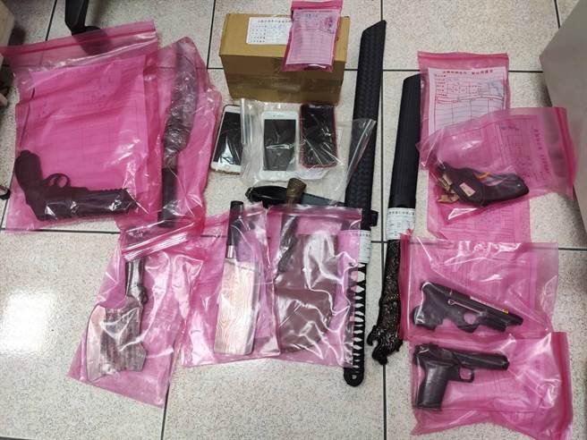 刑事警察局与台南市警局结合台北市、嘉义县等警调单位，19日兵分12路，一举破获以42岁蔡姓男子、竹联帮信堂台南分堂护法35岁程姓男子为首的帮派组织，并查扣大批涉案证物。（读者提供／洪荣志台南传真）