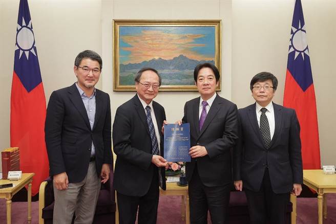 台湾癌症基金会执行长赖基铭代表病团向赖清德副总统致赠请愿书。左至右分别为立法委员刘建国、台湾癌症基金会赖基铭执行长、赖清德副总统、卫生福利部次长周志浩。（总统府提供）