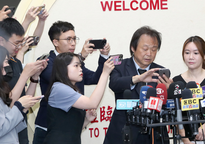 图为台北市议员王世坚（右2）20日被问及有哪些人打电话贺喜时，才发现当天一直将手机开飞航模式，所以漏接60多通电话，与媒体记者一同查看手机未接来电的名单。（资料照,郑任南摄）