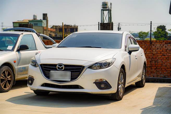 彰化分署将法拍曾相当受到年轻人喜爱的马自达轿车。（彰化分署提供／孙英哲彰化传真）