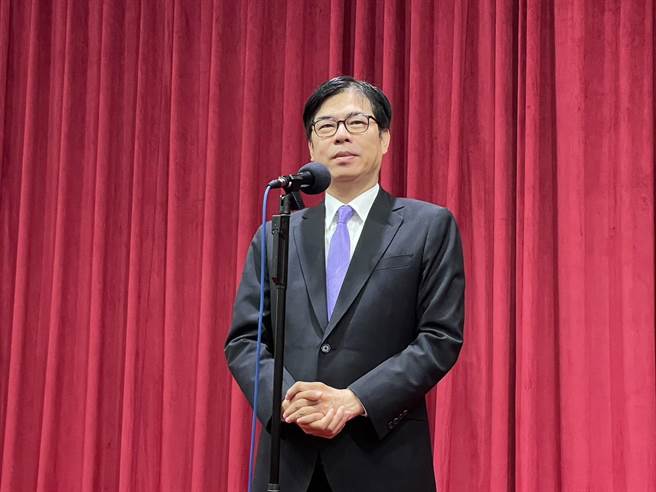 高雄市长陈其迈21日受访时表示，下午水利署将召开会议，市府会提出维持橙灯的建议，并维持现行的限水措施。（洪浩轩摄）