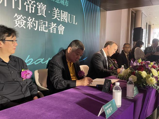 （爱山林建设董事长祝文宇、美国UL不动产全球总监Sean McCrady今天正式签约，见证宏道新竹帝宝成为全球首座健康智慧建筑。图∕蔡惠芳）
