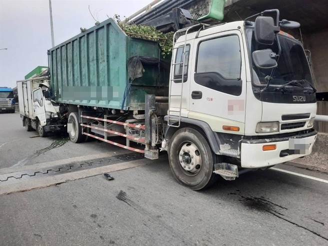 台88车祸，小货车驾驶送医抢救不治。（翻摄照片／高雄洪靖宜传真）