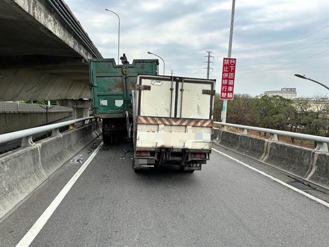 台88车祸，小货车驾驶送医抢救不治。（翻摄照片／高雄洪靖宜传真）