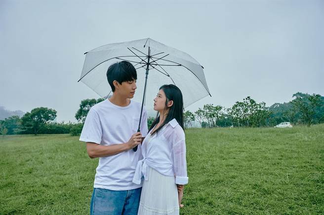 左为蔡凡熙、右为何蓝逗在《不能流泪的悲伤》演出情侣 。（华映娱乐提供）