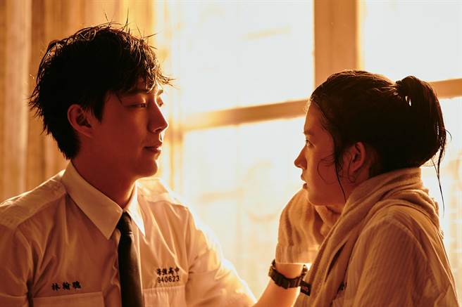 左为蔡凡熙、右为何蓝逗在《不能流泪的悲伤》演出情侣。 （华映娱乐提供）