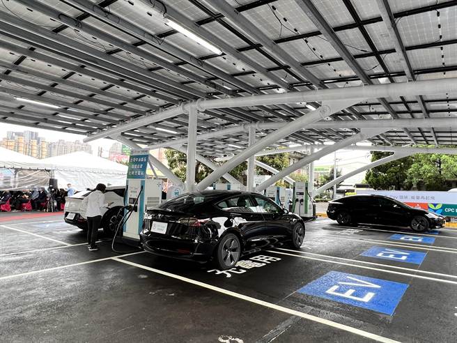 台湾中油于新竹光明加油站旁的停车场，完成首座自建自营之电动车快速充电站，21日启用。（王惠慧摄）