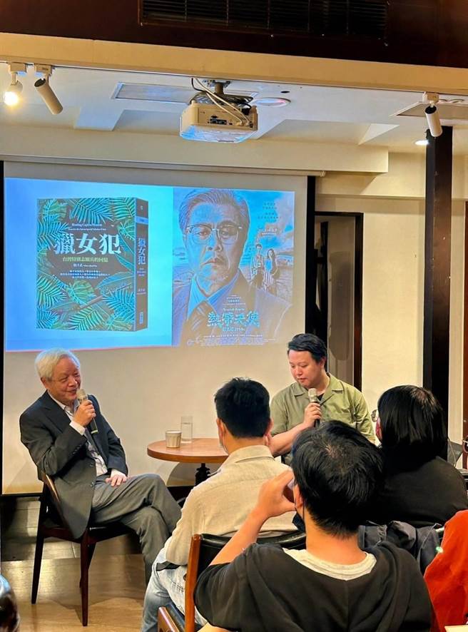 作家向阳（左）日前受邀由《热带天使》编导林孟寰（右）主持的「陈千武文学讲座」。（SML乐剧创制提供）