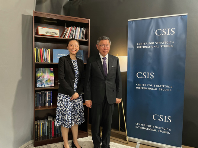 台湾民眾党主席柯文哲（右）20日出席华府智库「战略暨国际研究中心」（CSIS）活动，与中心中国国力计画主任林洋（左）进行与谈。（图／中央社）