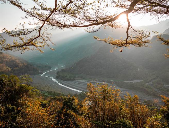 高市府特别邀请知名网红Youtuber踏寻山城秘境，带领民眾探索高雄户外山林、在地美食及部落文化。（高市府观光局提供／洪浩轩高雄传真）