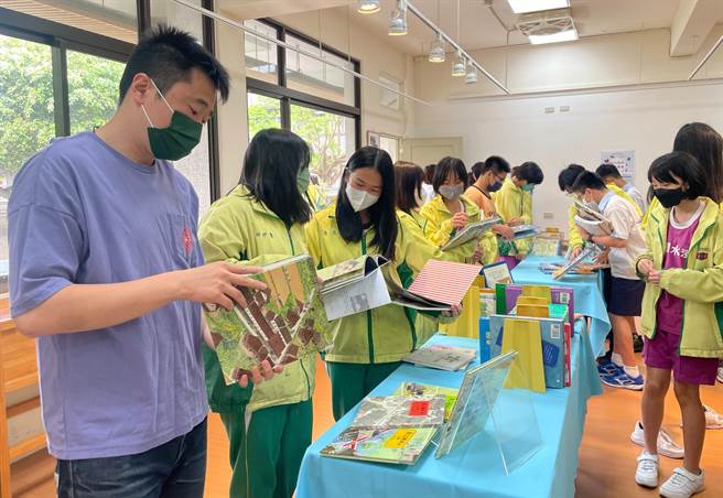 淡水国中透过排诗朗诗、传香漂书活动，提升阅读乐趣。(黄敬文翻摄)