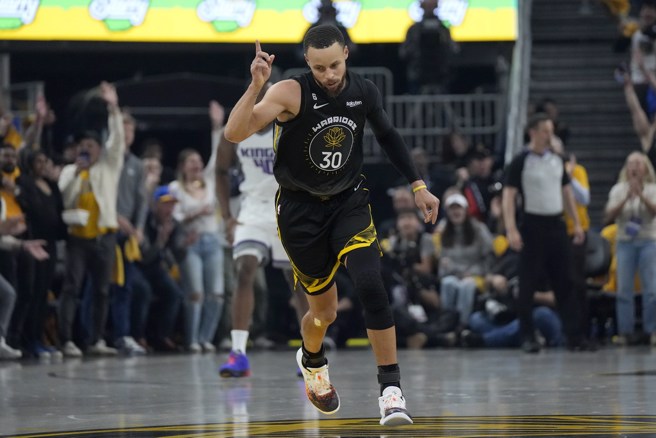 柯瑞投进三分球后比出庆祝手势。(美联社)