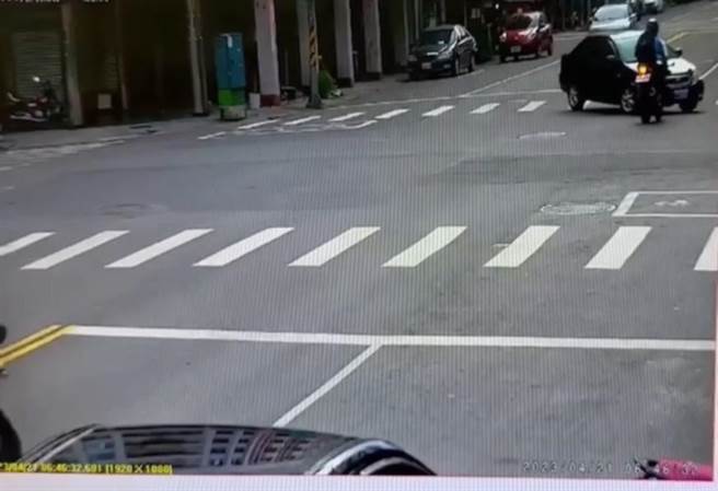 轿车未礼让直行机车酿祸，骑士腾飞坠地身体多处擦伤。（翻摄照片／崔正纲高雄传真）