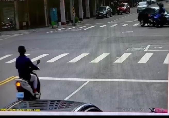 轿车未礼让直行机车酿祸，骑士腾飞坠地身体多处擦伤。（翻摄照片／崔正纲高雄传真）