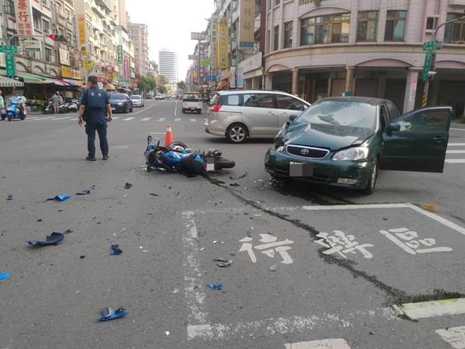 机车几乎全毁，车壳、零件四散，轿车右侧、车头撞毁。（翻摄照片／崔正纲高雄传真）