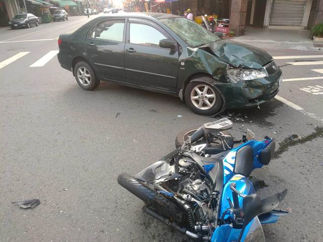 机车几乎全毁，车壳、零件四散，轿车右侧、车头撞毁。（翻摄照片／崔正纲高雄传真）