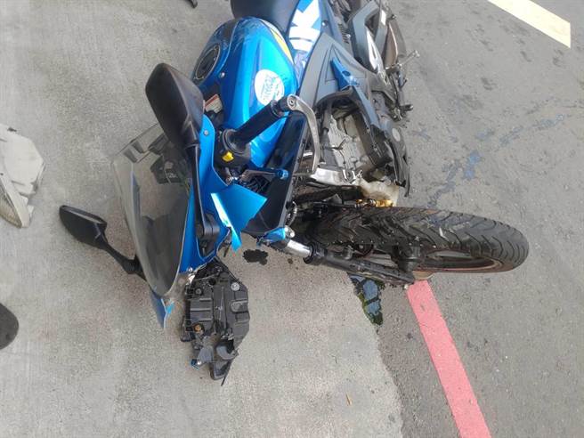 机车几乎全毁，车壳、零件四散。（翻摄照片／崔正纲高雄传真）