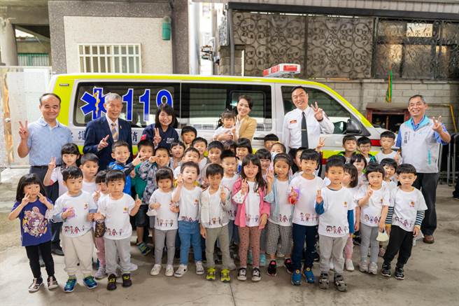 东大福德宫捐赠救护车，由新竹市长高虹安代表消防局接受捐赠。（新竹市政府提供／王惠慧新竹传真）