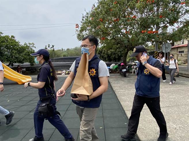 嘉义水上警方在凶杀案现场採证，搜集一袋证物带回调查。（廖素慧摄）