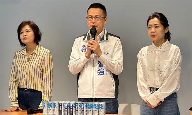 針對費鴻泰批評公布民調結果會影響黨員投票，徐巧芯則表示本來就應該公布，才能讓黨員在投票時能夠有所依據。（丁上程攝）