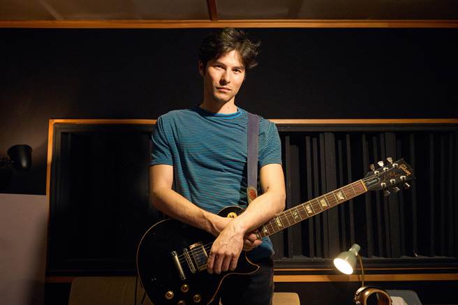 凤小岳将于4月28日推出个人第一首音乐作品〈风车〉。（环球音乐提供）