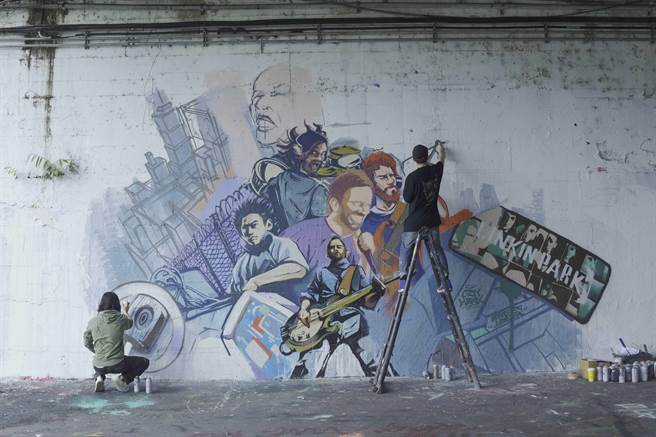 Linkin Park 摇滚精神涂鸦墙绘制过程。（华纳音乐提供）