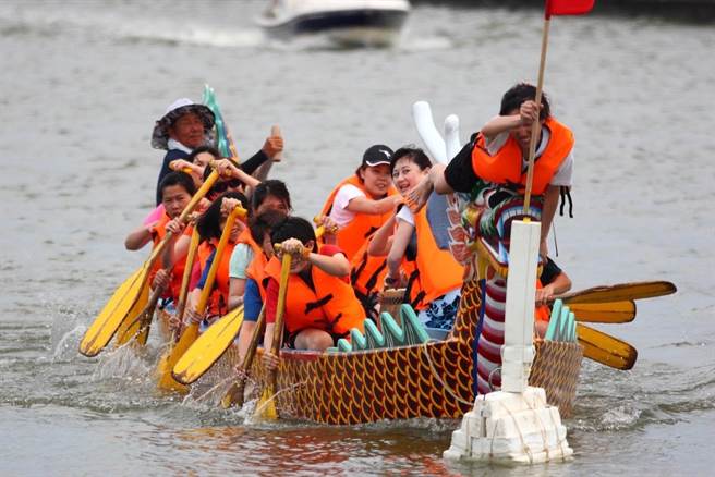 新竹市政府21日宣布，今年龙舟赛将于在南寮旧渔港强势回归，分别在6月18日及22日举办预赛及决赛，图为龙舟赛资料照。（新竹市政府提供／王惠慧新竹传真）